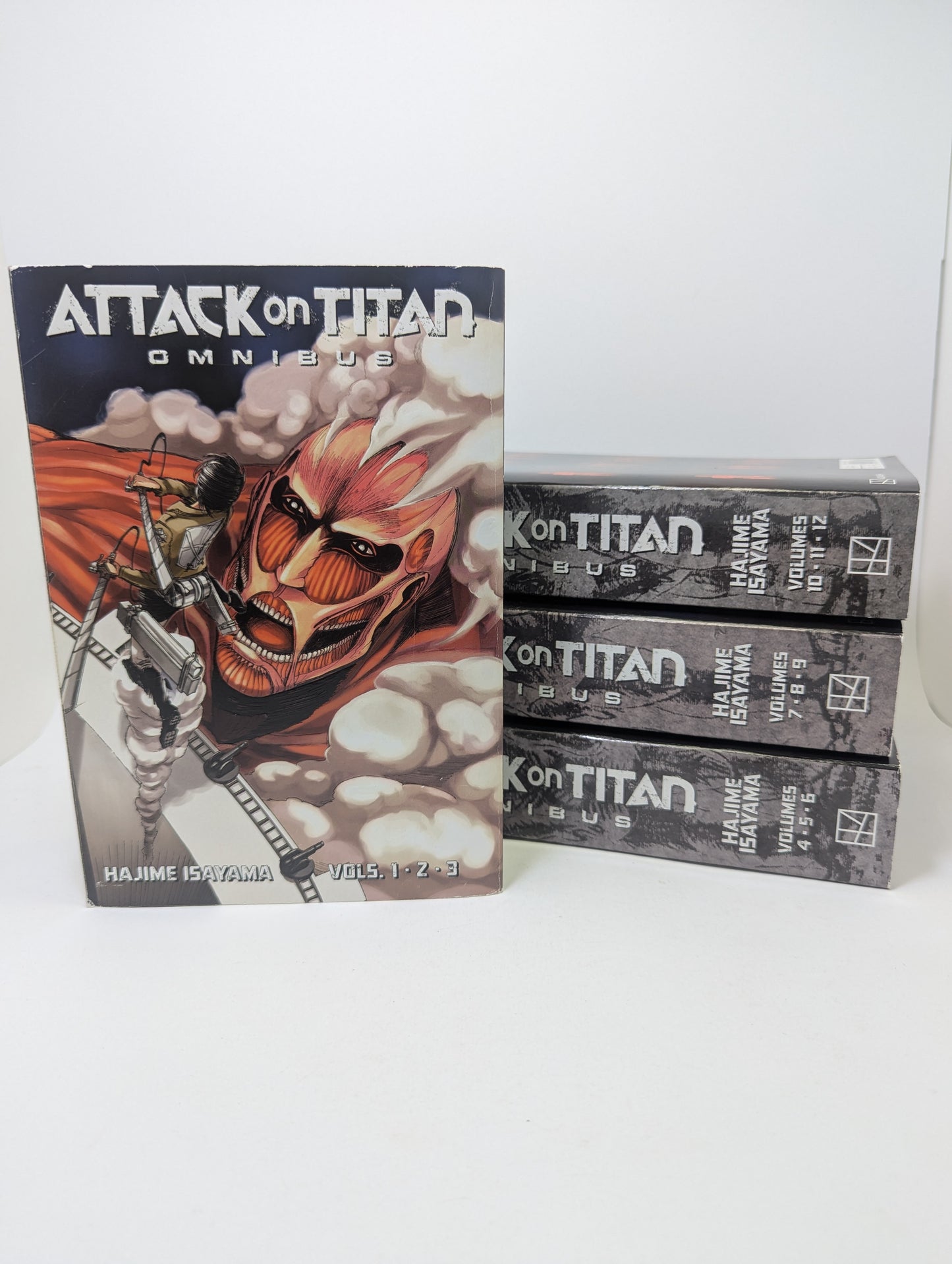 „Attack On Titan, Vol. 1–12“ – epinė veiksmo manga anglų kalba