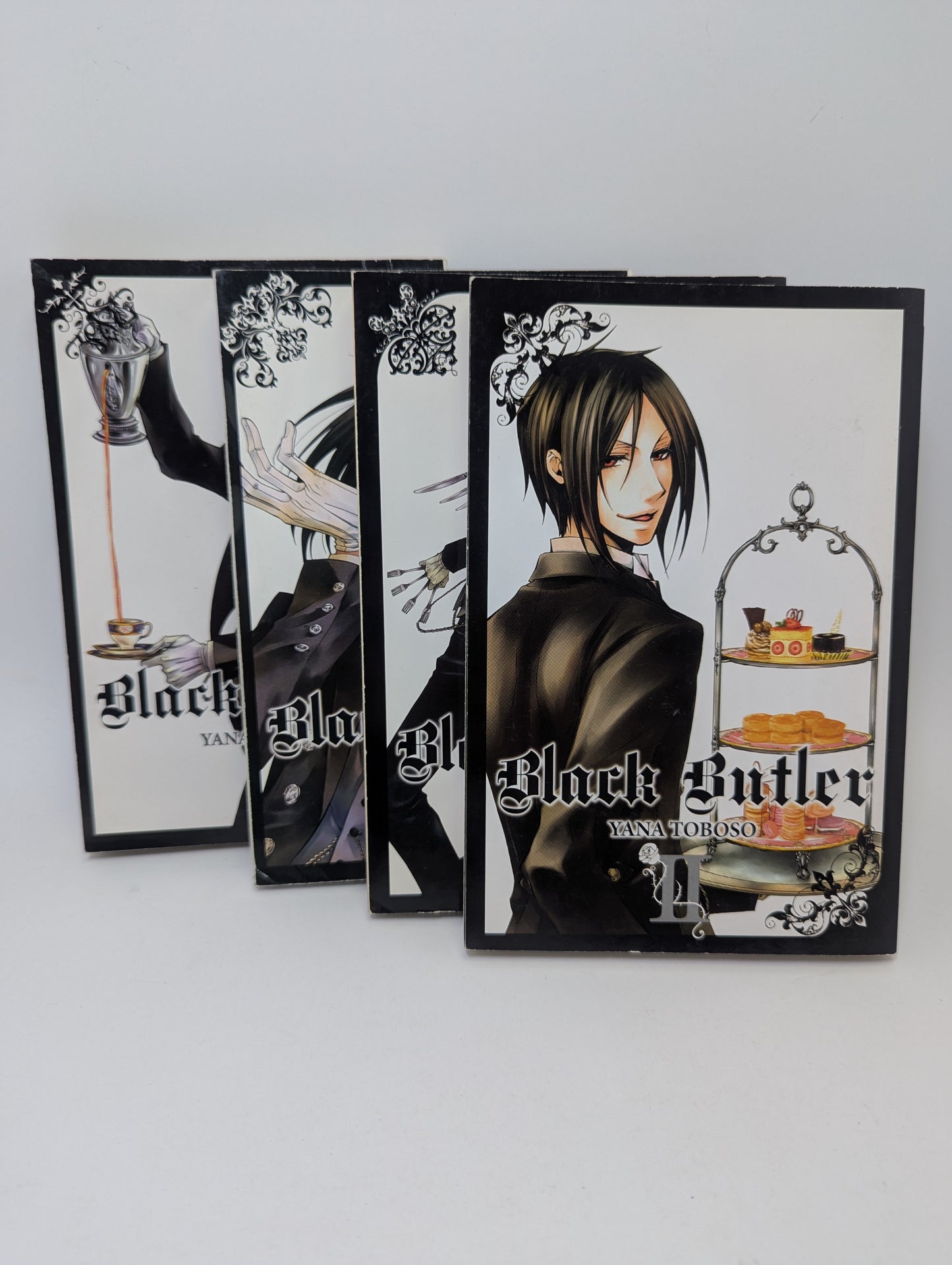 „Black Butler, Vol. 1–4“ – tamsi ir elegantiška manga apie kerštą ir demonišką liokajų, anglų kalba