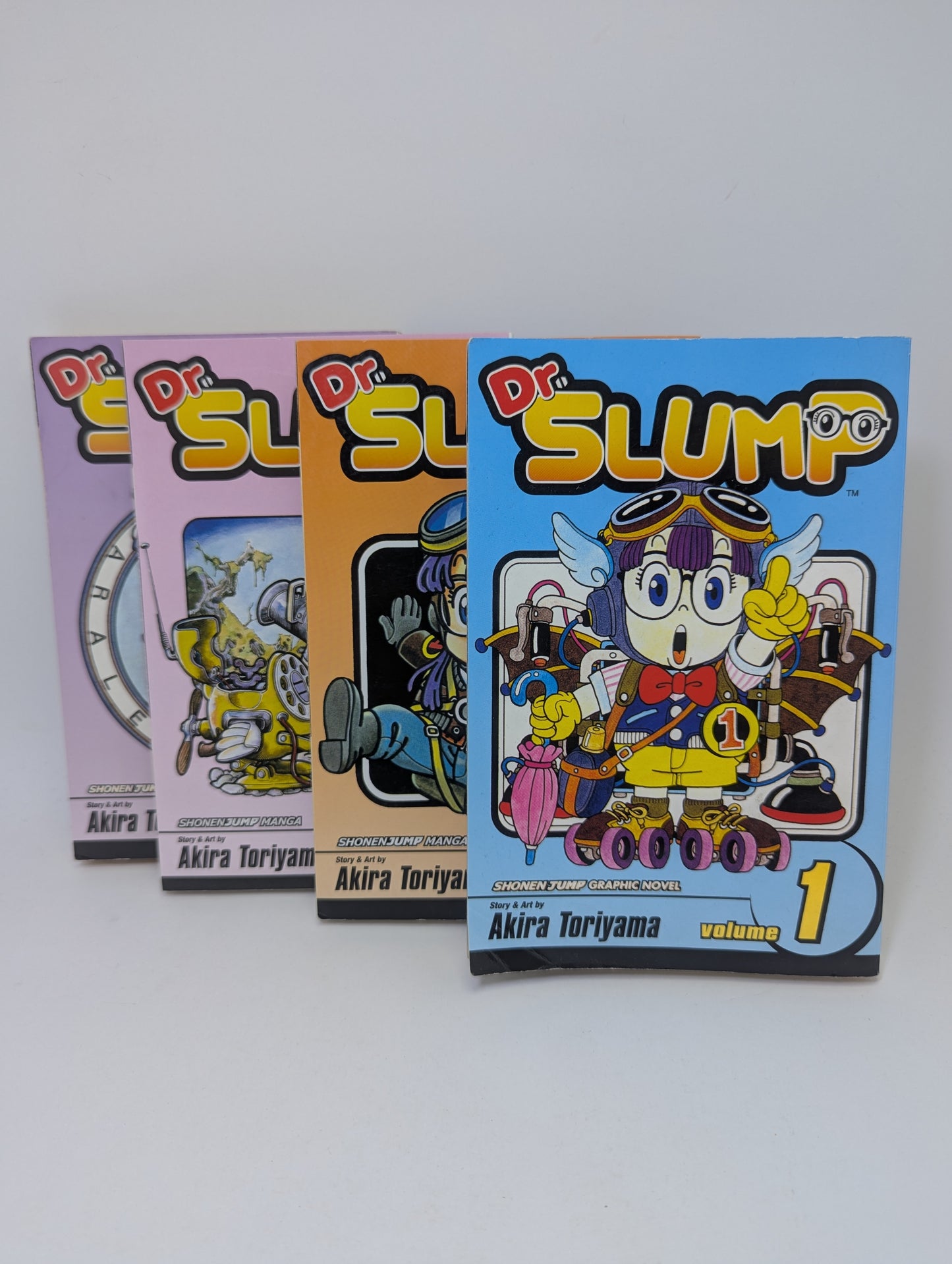 „Dr. Slump, Vol. 1, 3, 4, 5“ – klasikinė Akira Toriyama komedijos manga, anglų kalba