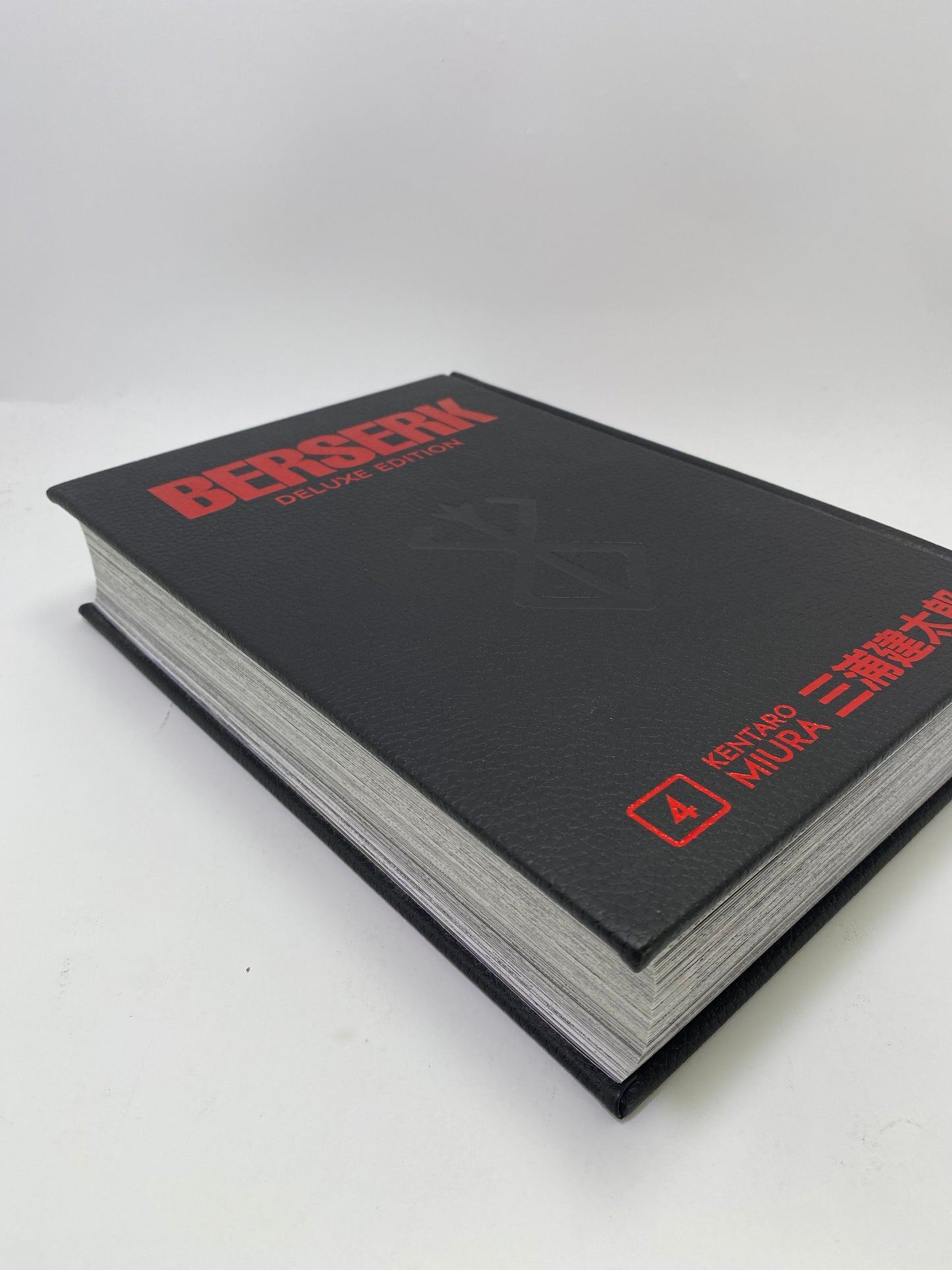 Berserk Deluxe Edition, Vol. 4 - Manga
