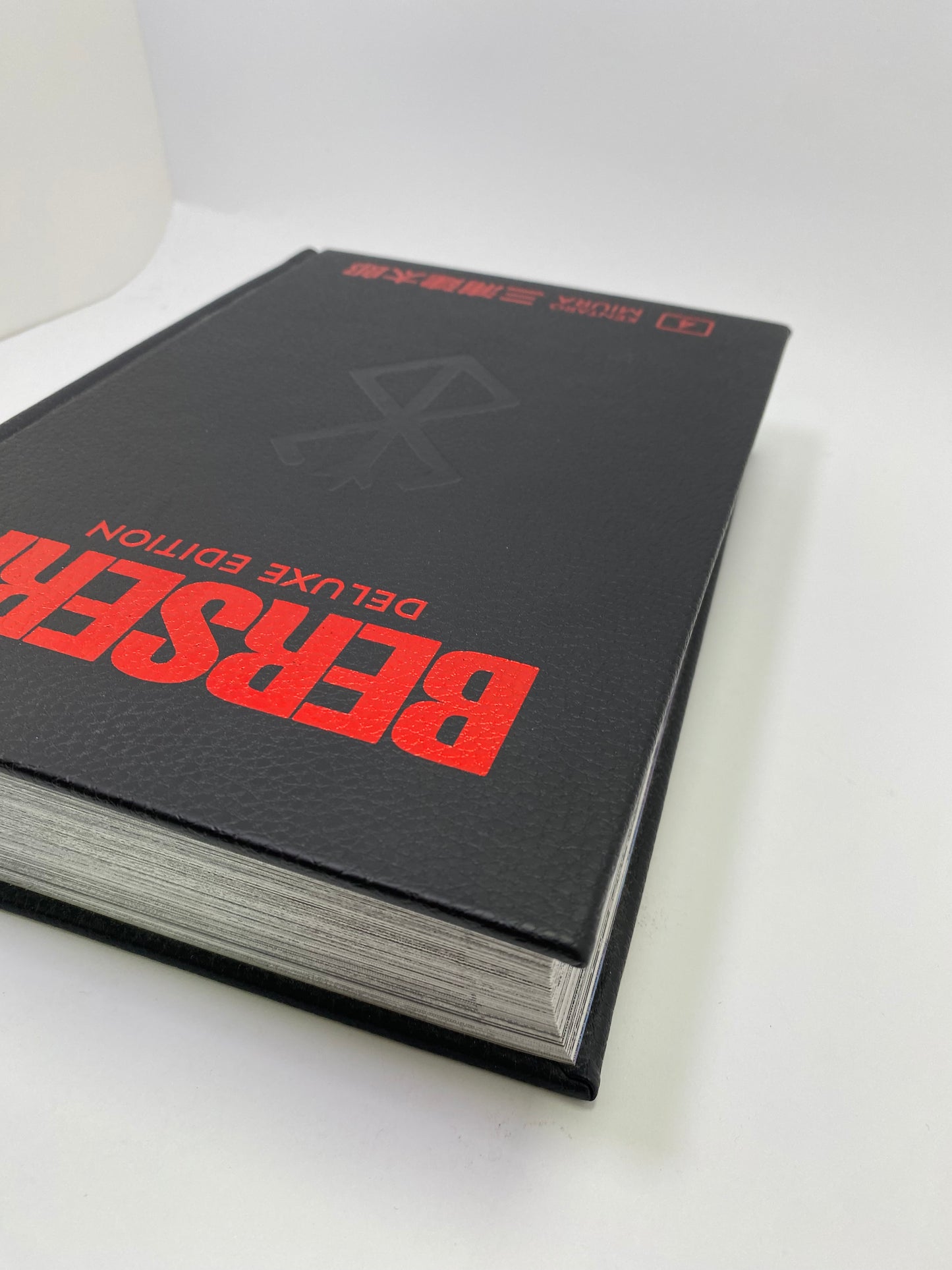 Berserk Deluxe Edition, Vol. 4 - Manga