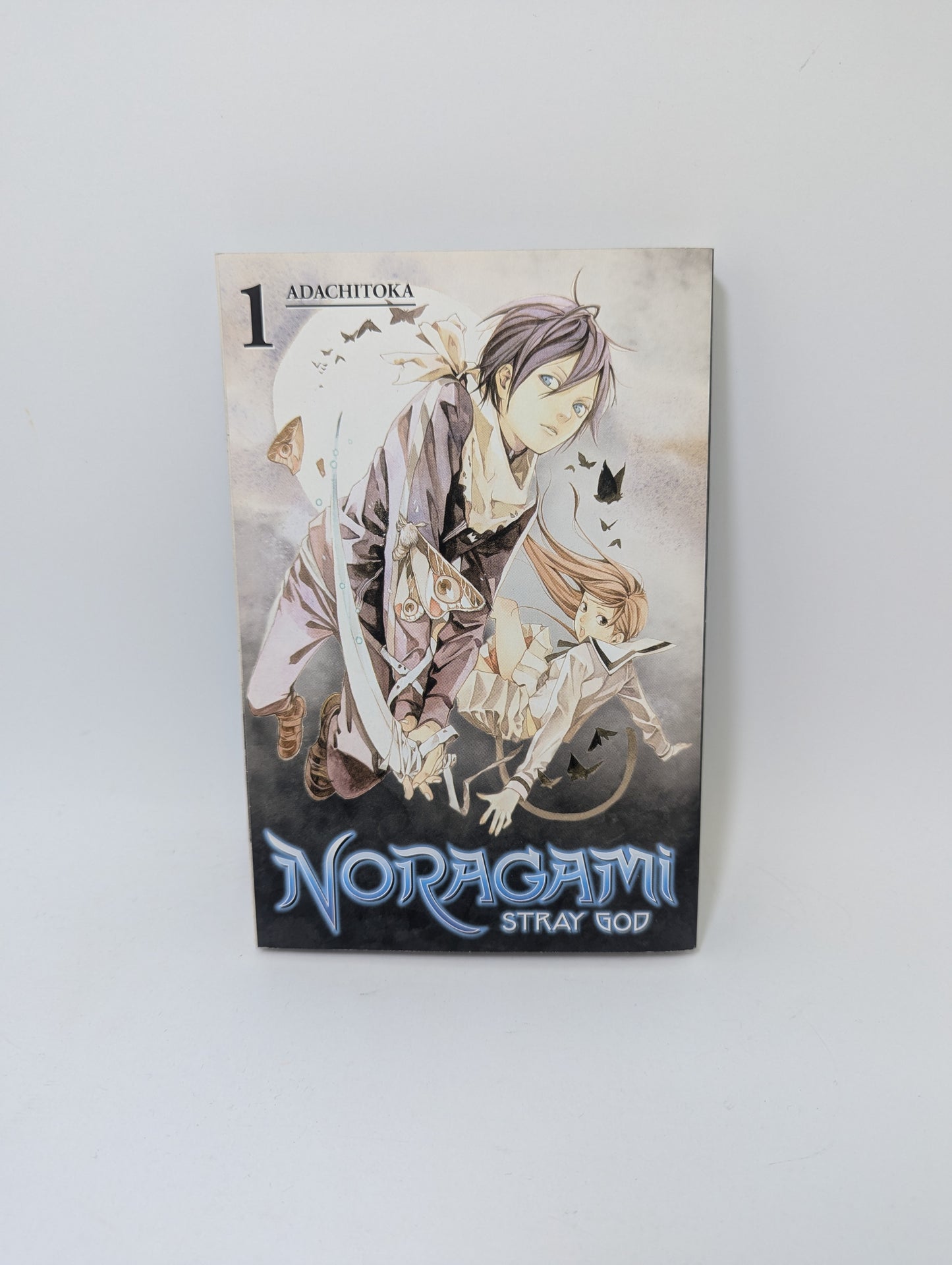 „Noragami: Stray God, Vol. 1“ – manga apie pamirštą dievą ir jo nuotykius, anglų kalba