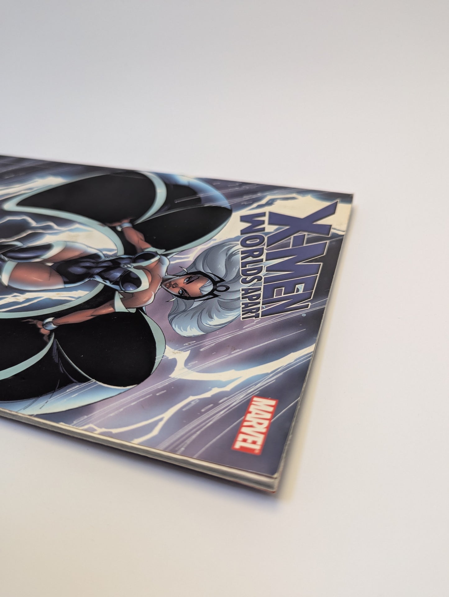 X-Men: Worlds Apart - Graphic Novel (English)