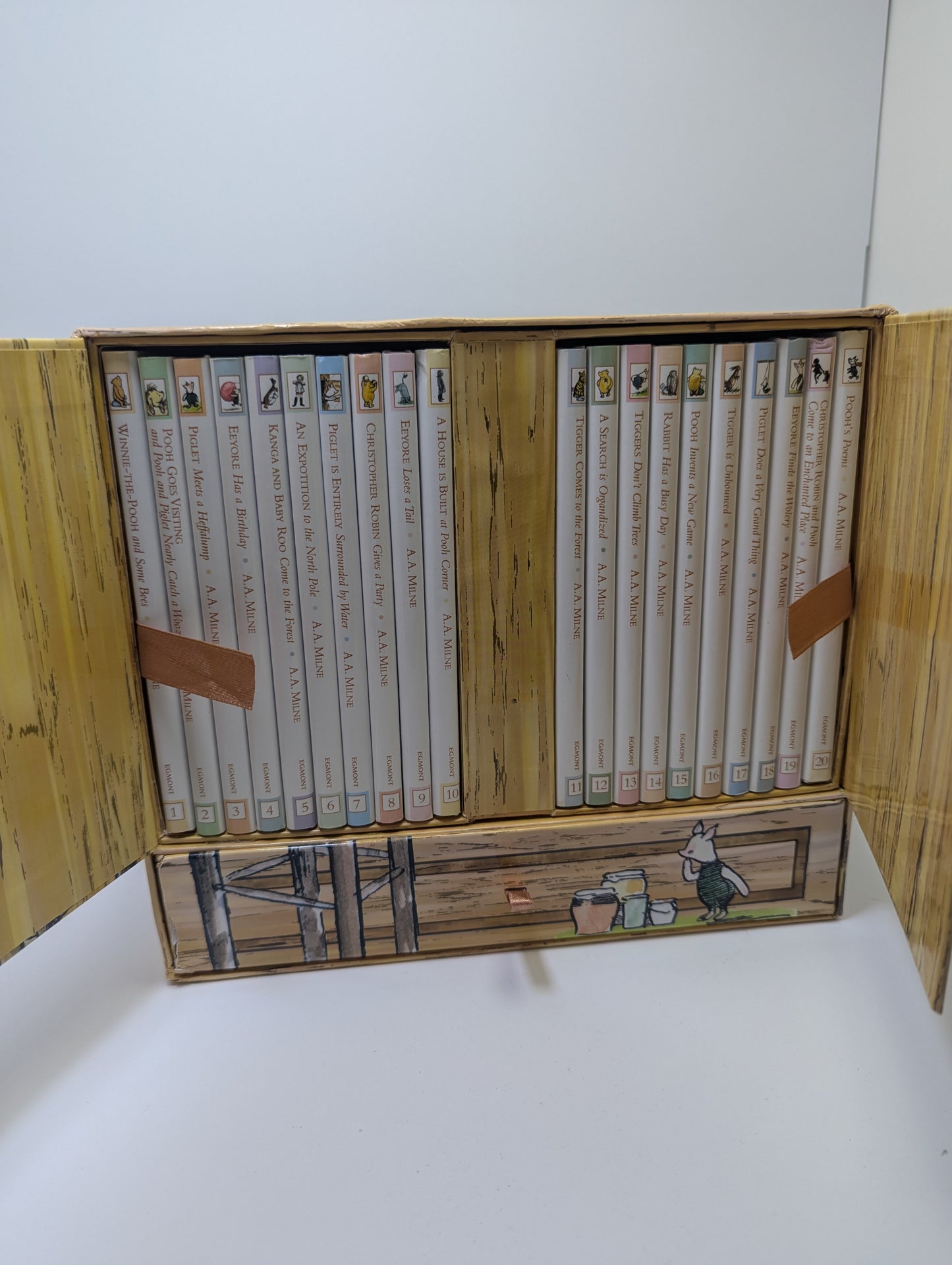 Winnie the Pooh Classic Story Cupboard - 20 book set (English)