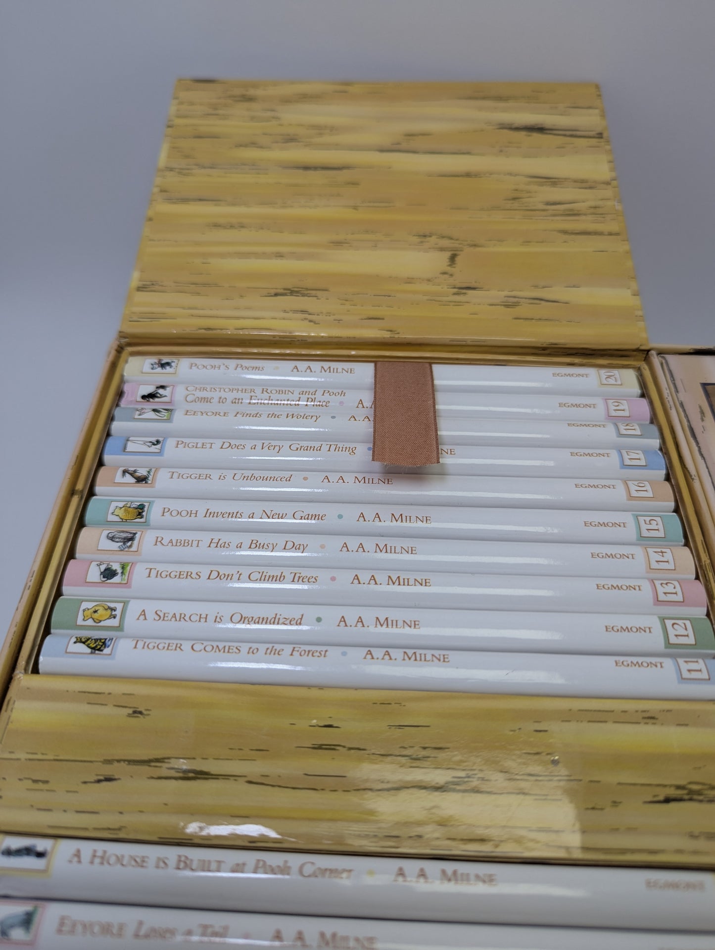 Winnie the Pooh Classic Story Cupboard - 20 book set (English)
