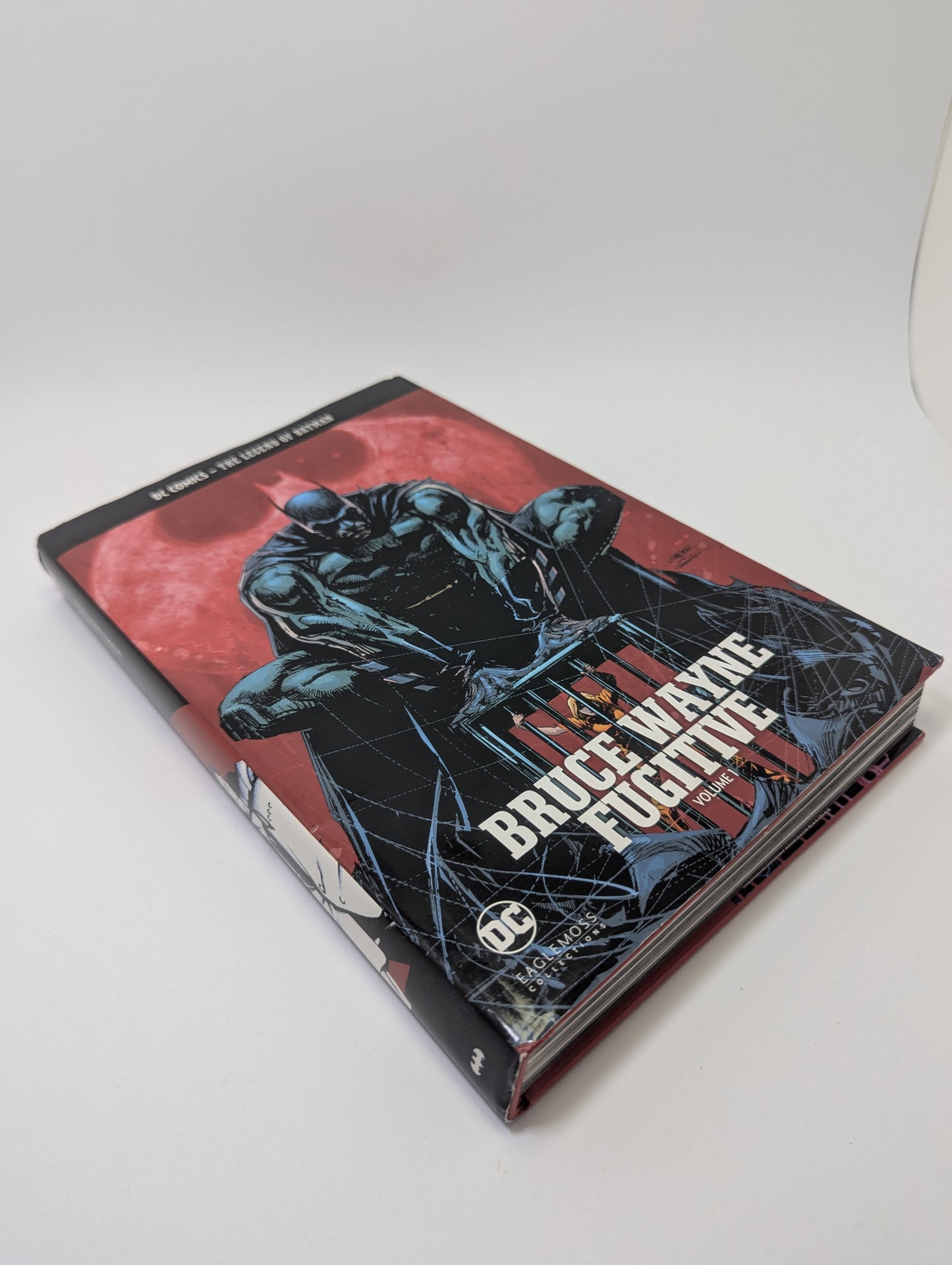 Bruce Wayne: Fugitive, Vol. 1 – Graphic Novel (English)