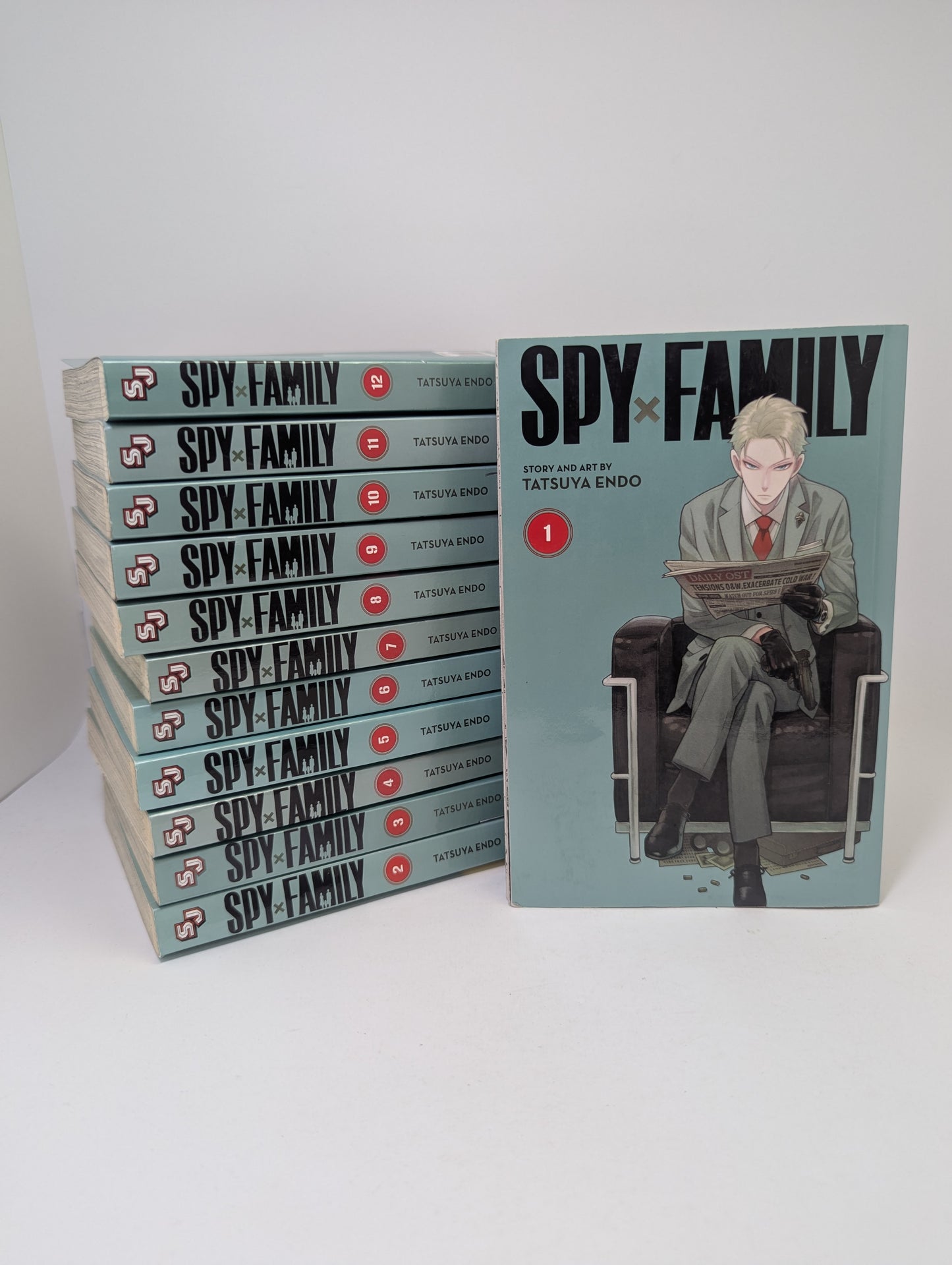 „Spy × Family, Vol. 1–12“ – šnipų komedijos ir šeimos dramos manga anglų kalba