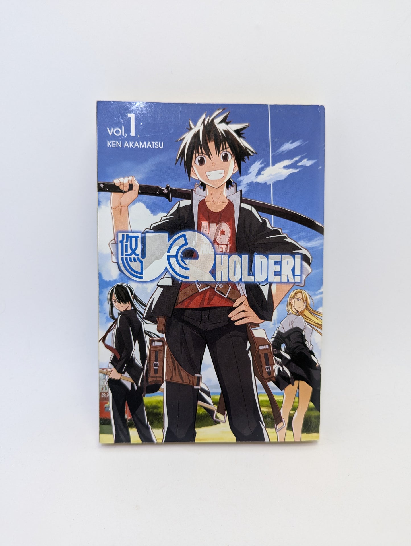 „UQ Holder! Vol. 1“ manga viršelis, nuotykių ir kovų kūrinys anglų kalba.