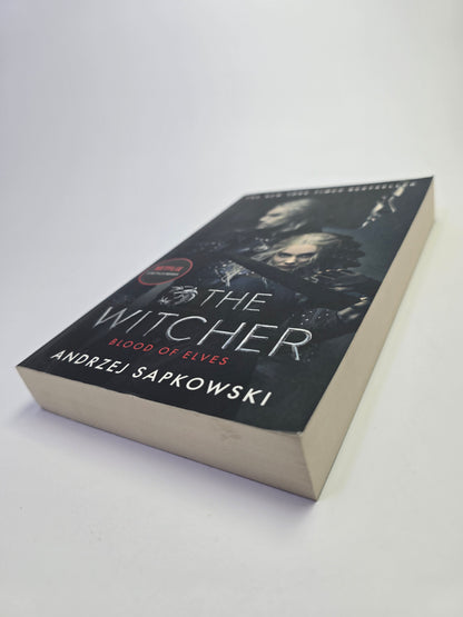 The Witcher: Blood of Elves – Knyga (anglų kalba)