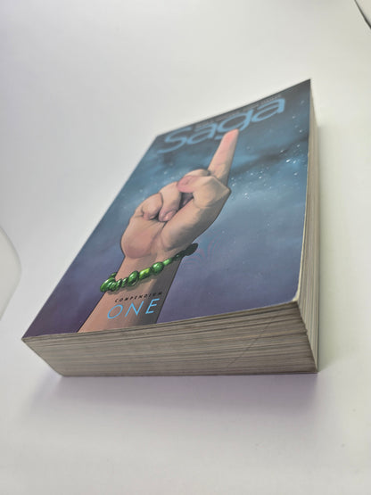Saga: Compendium One – Grafinė novelė (anglų kalba)