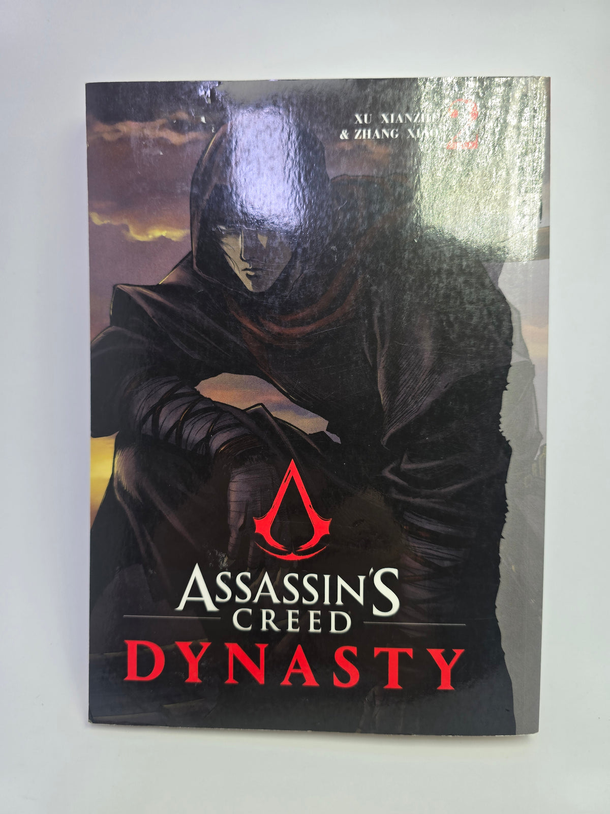 Assassins Creed Dynasty Vol 1 manga knygos viršelis su asasinų veikėju