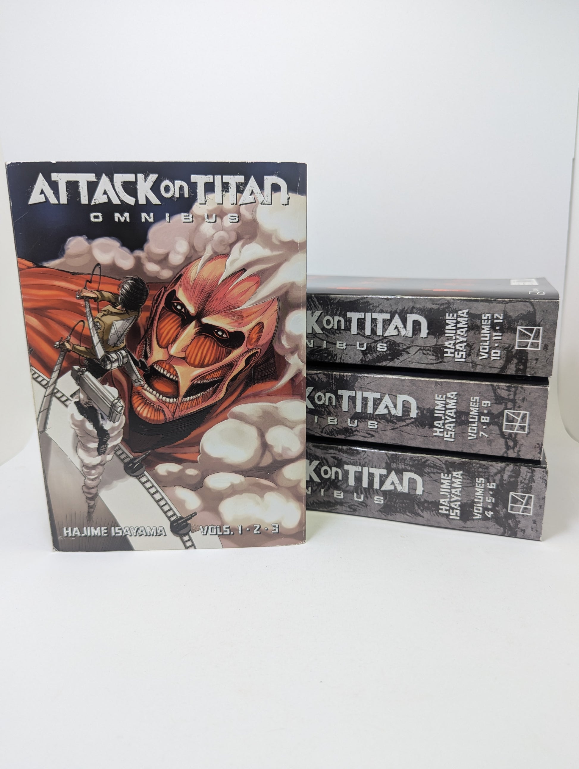  „Attack On Titan, Vol. 1–12“ – epinė veiksmo manga anglų kalba