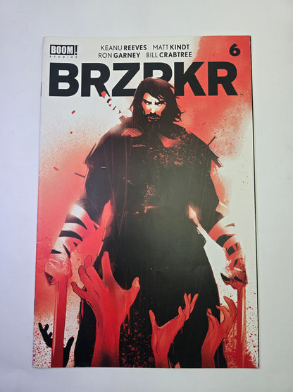 BRZRKR #6 BOOM Studios komikso viršelis su kraujo raudonumo fone stovinčiu kariu
