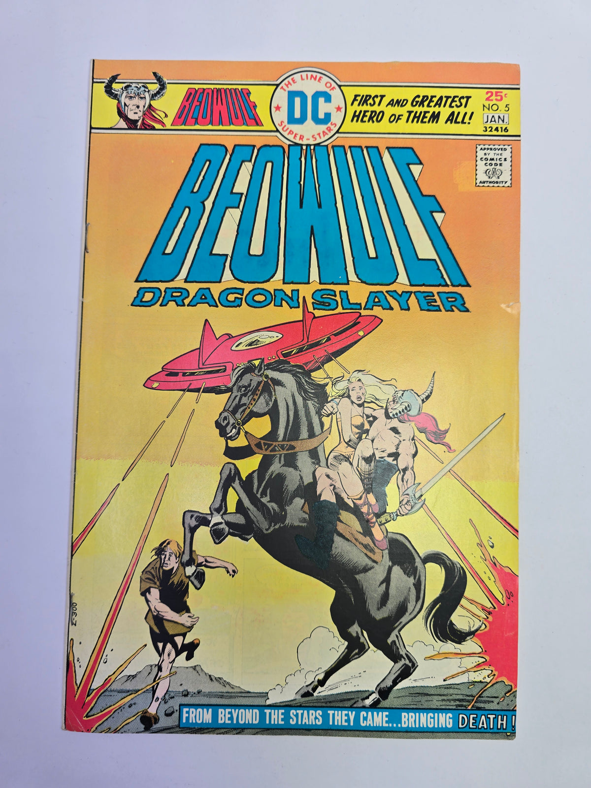 Beowulf Dragon Slayer #5 DC Comics komikso viršelis su raiteliu ir skraidančiu laivu