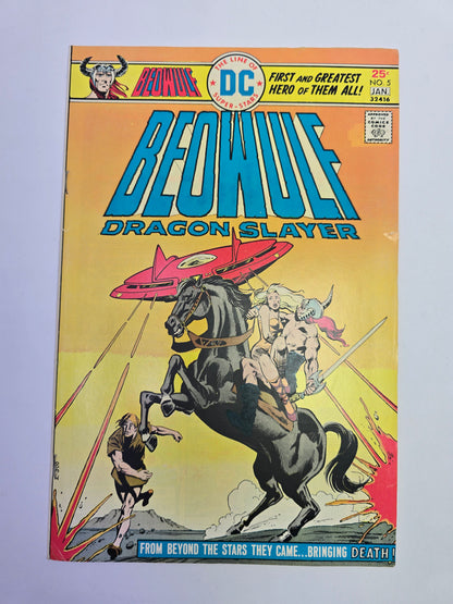Beowulf Dragon Slayer #5 DC Comics komikso viršelis su raiteliu ir skraidančiu laivu