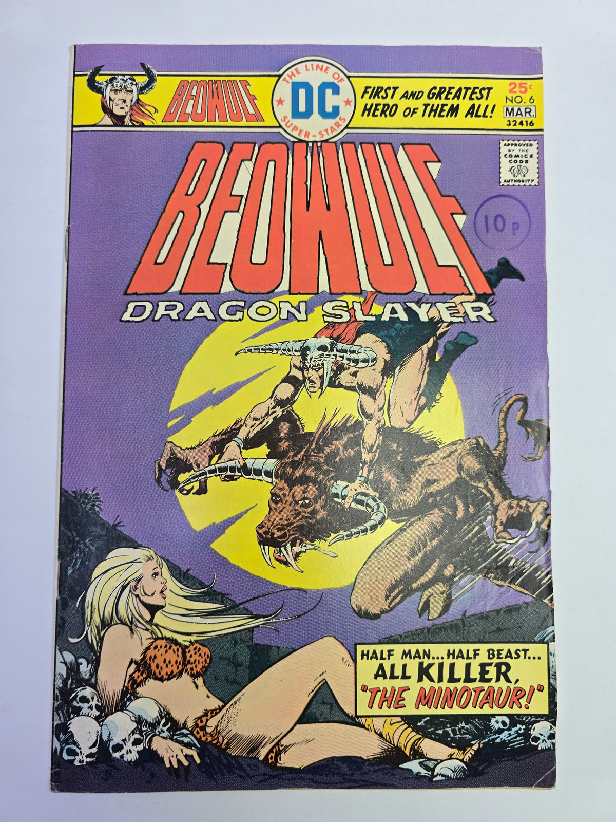 Beowulf Dragon Slayer #6 DC Comics komikso viršelis su kovojančiu Minotauru
