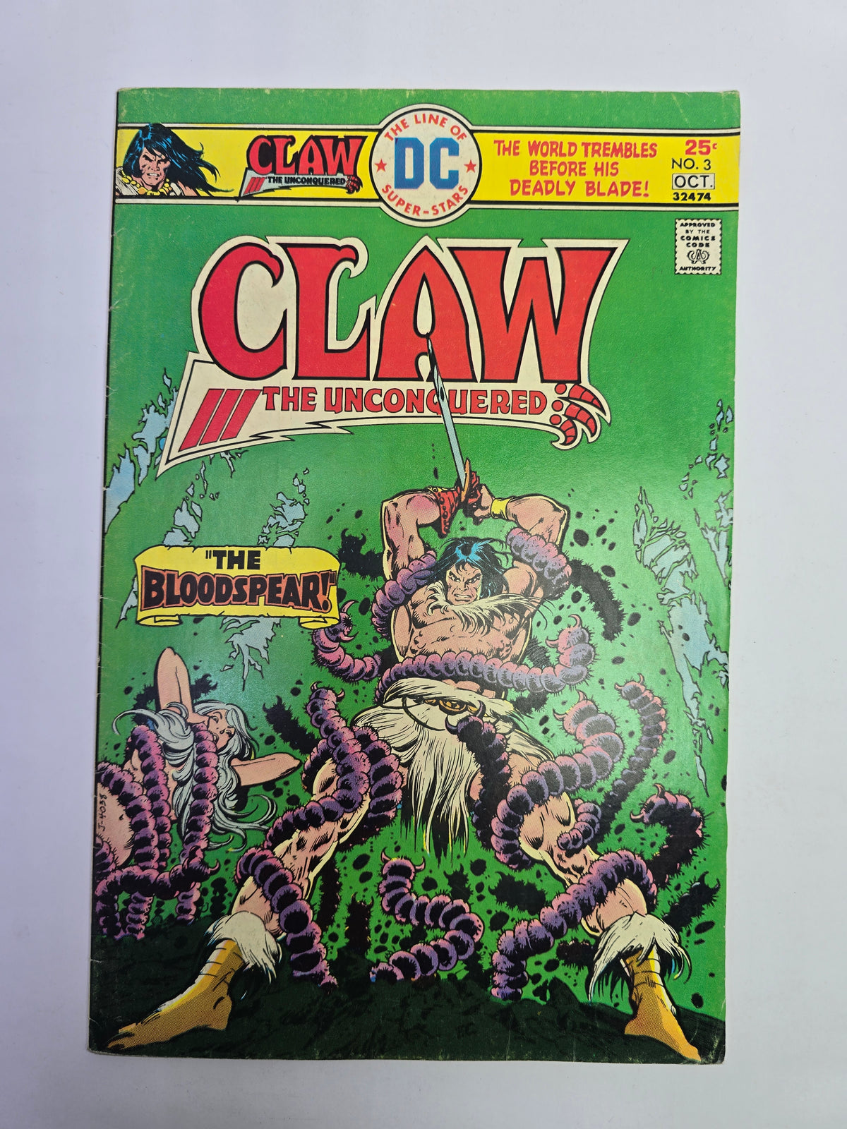 Claw the Unconquered #3 DC Comics komikso viršelis su kovojančio kario iliustracija