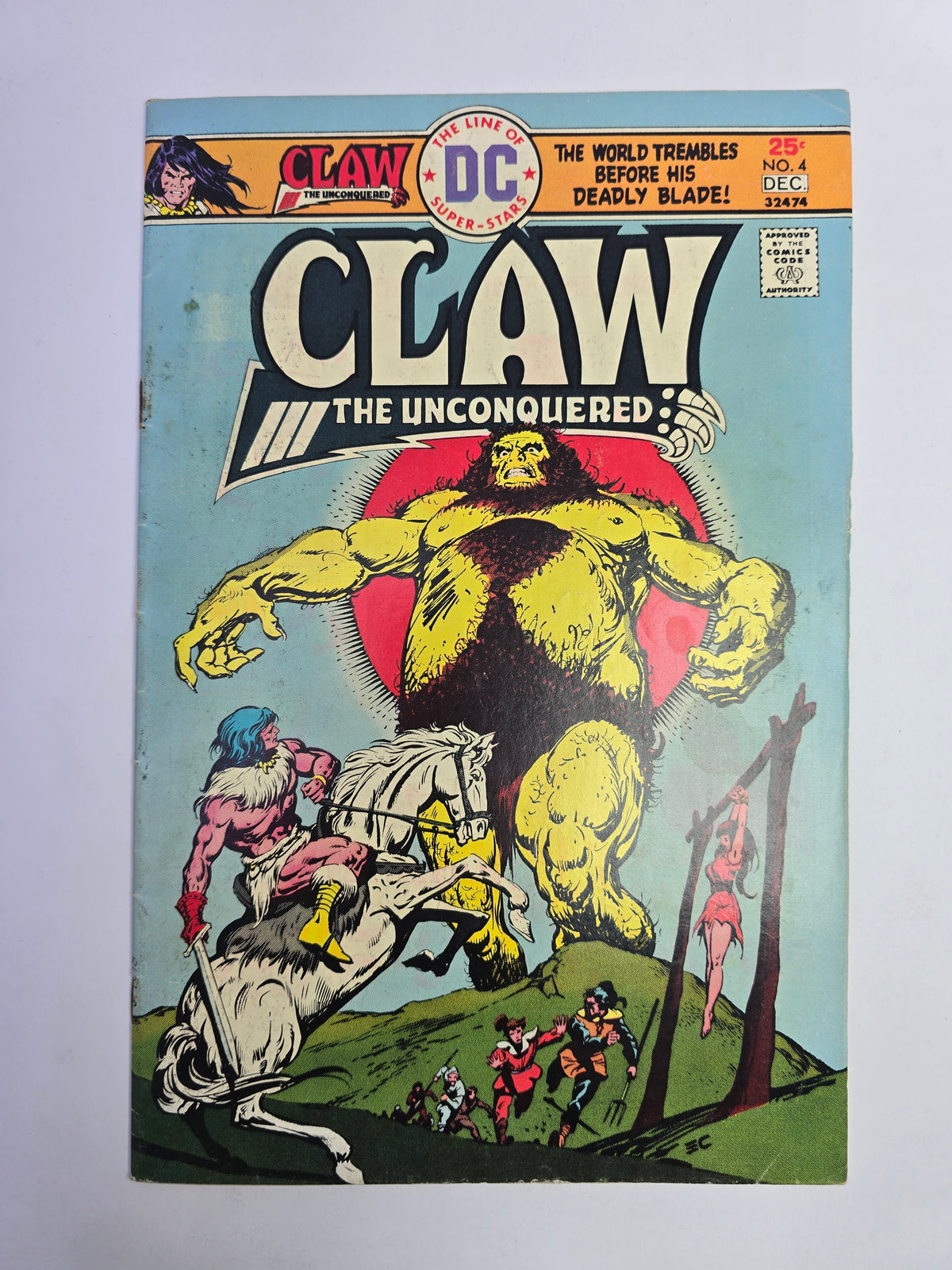 Claw the Unconquered #4 DC Comics komikso viršelis su milžiniško monstro ir kario ant žirgo iliustracija