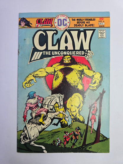 Claw the Unconquered #4 DC Comics komikso viršelis su milžiniško monstro ir kario ant žirgo iliustracija