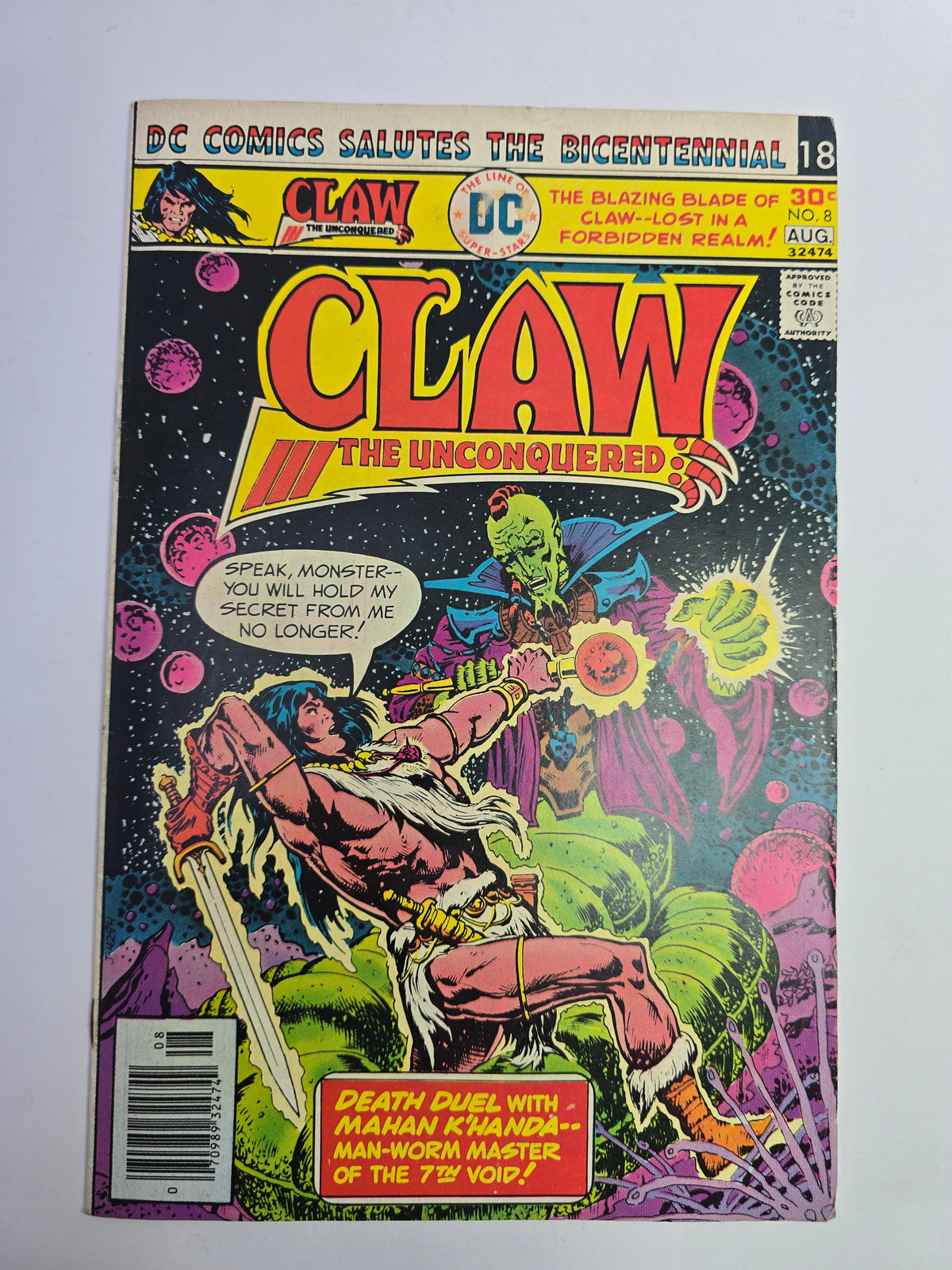 Claw the Unconquered #8 DC Comics komikso viršelis su kario ir monstro dvikovos iliustracija