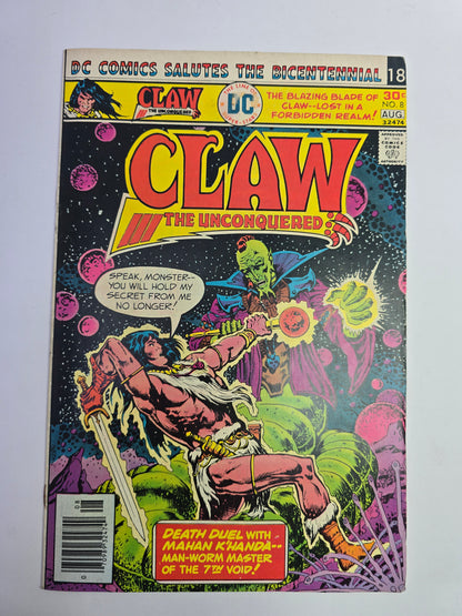 Claw the Unconquered #8 DC Comics komikso viršelis su kario ir monstro dvikovos iliustracija