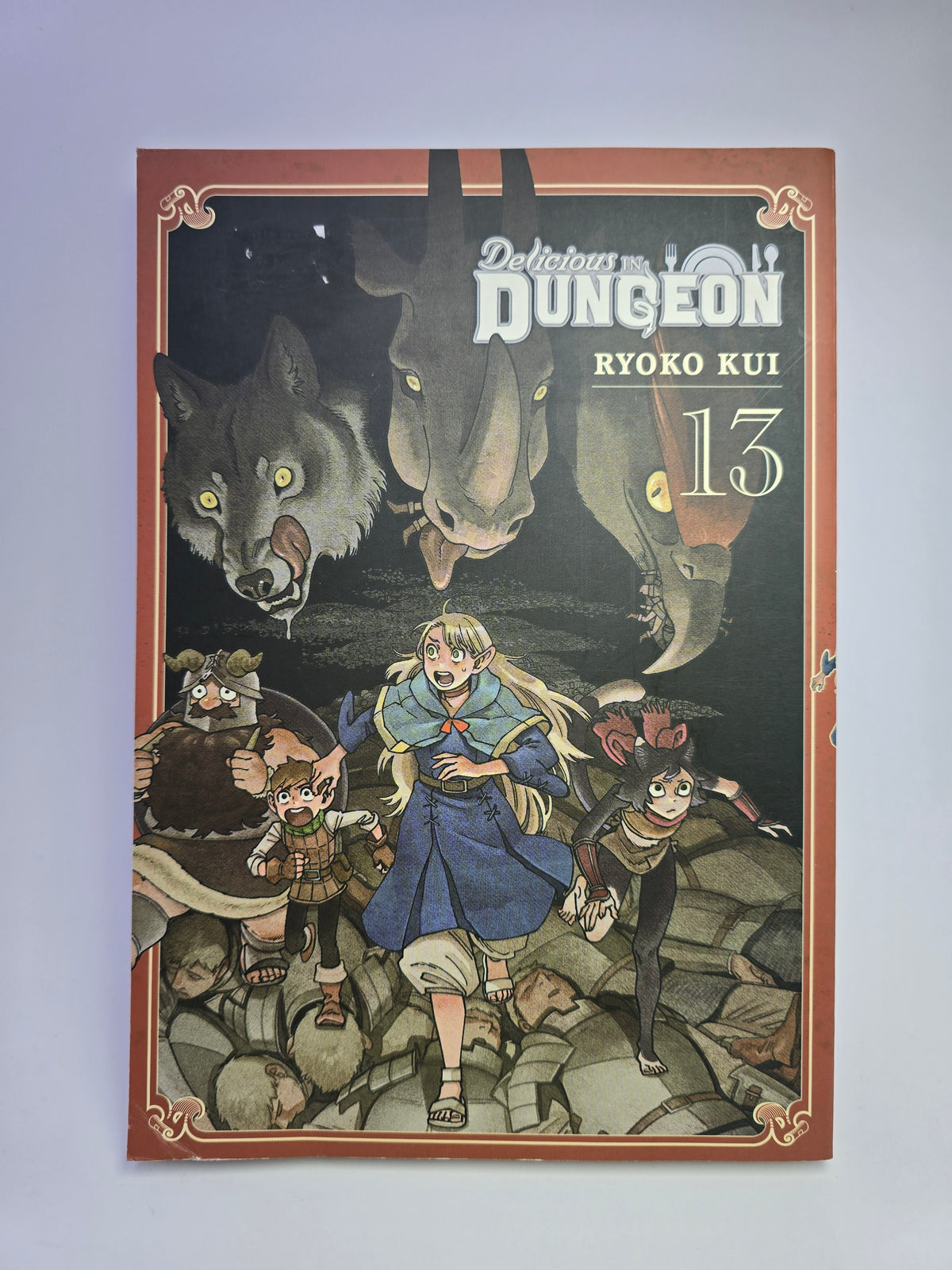 Delicious in Dungeon Vol 13 manga viršelis su Ryoko Kui iliustracija   