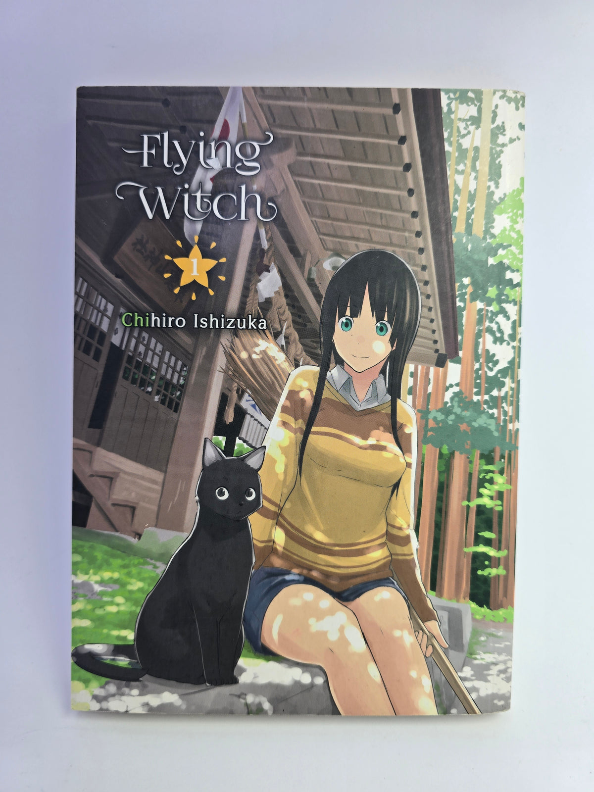 Flying Witch Vol 1 manga viršelis su Chihiro Ishizuka iliustracija   