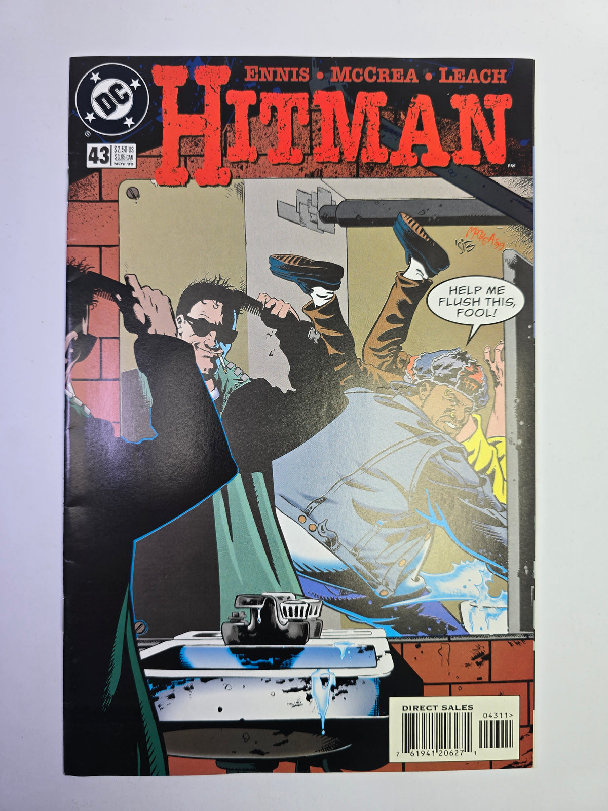 Hitman #43 DC Comics komikso viršelis su veiksmo scena tualete