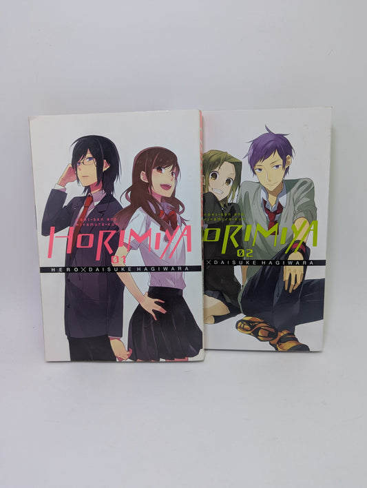  „Horimiya, Vol. 1–2“ – romantinė manga apie draugystę ir meilę, anglų kalba