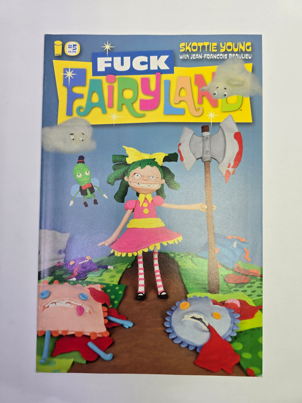 I Hate Fairyland #5 Image Comics komikso viršelis su Plastilino stiliaus Gertie personažu ir kirviu