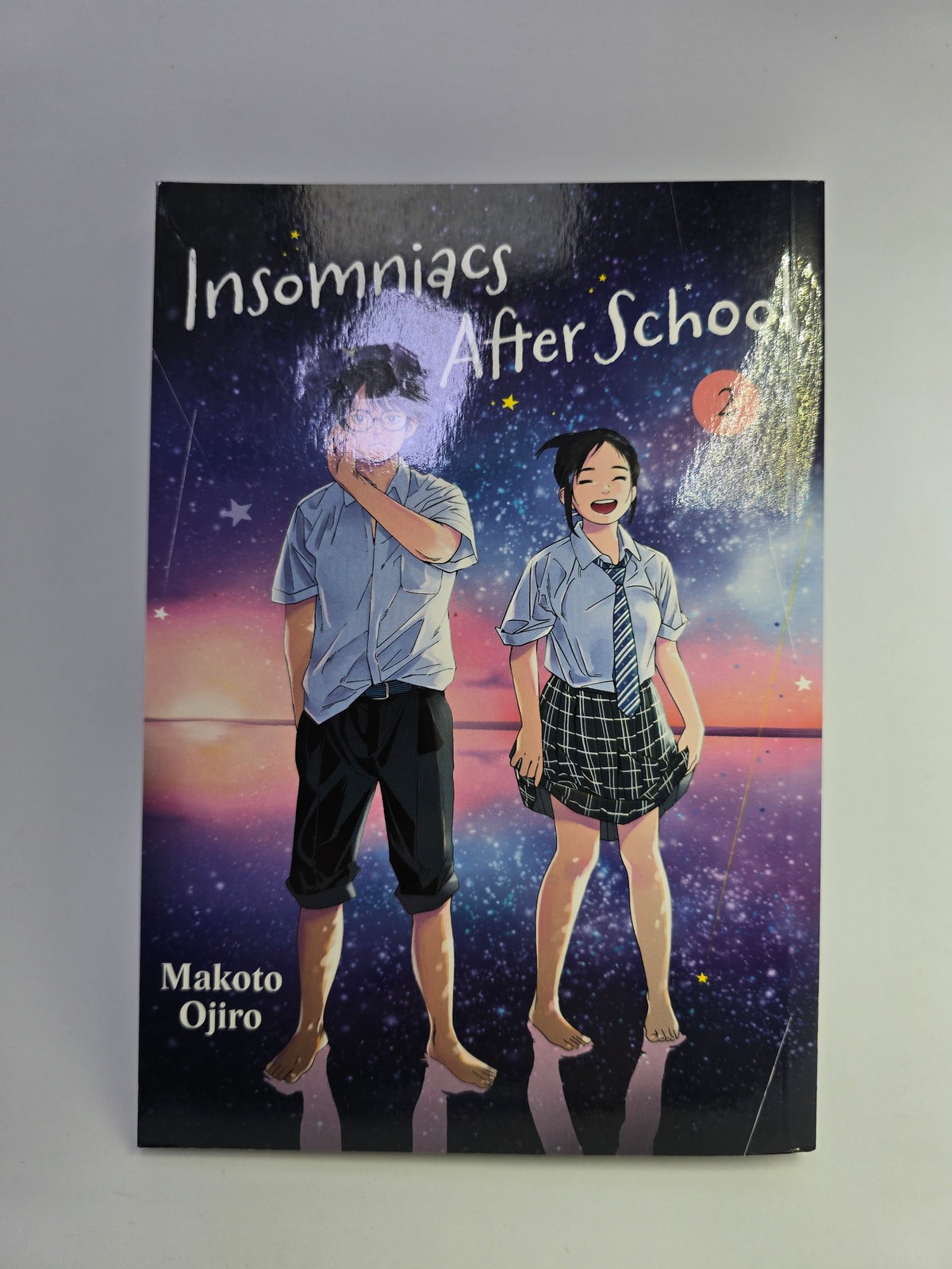 Insomniacs After School Vol 2 manga viršelis su Makoto Ojiro iliustracija