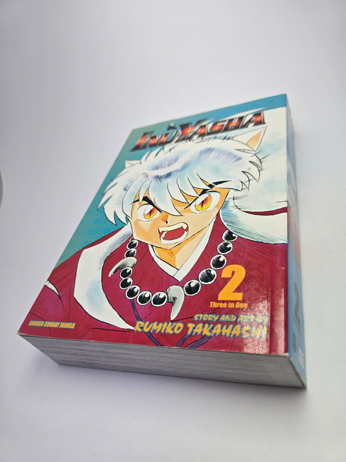 Inuyasha Vol 2 3 in 1 Edition manga viršelis su Rumiko Takahashi iliustracija   
