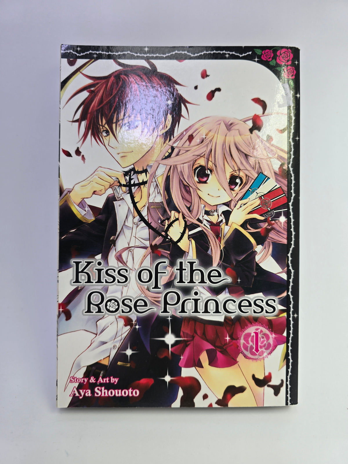 Kiss of the Rose Princess Vol 1 manga viršelis su Aya Shouoto iliustracija   