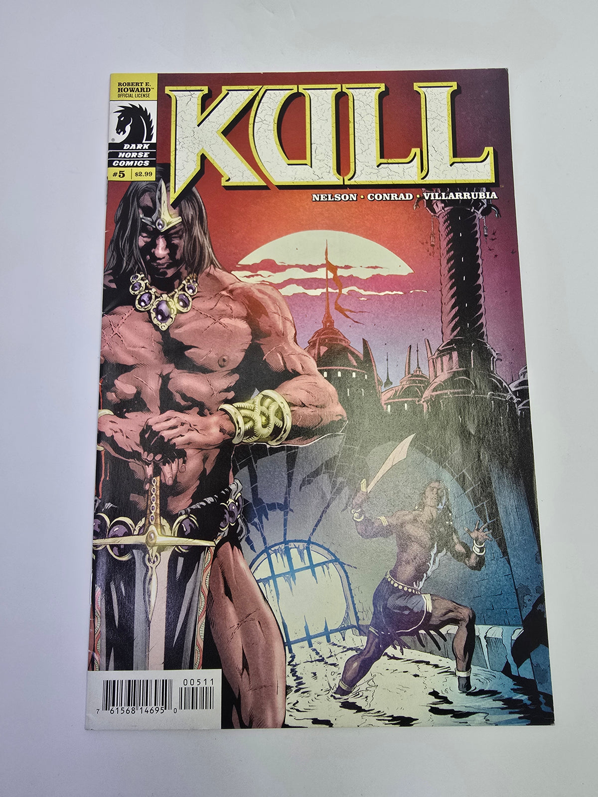Kull #5 Dark Horse Comics komikso viršelis su koliu ir kalaviju   