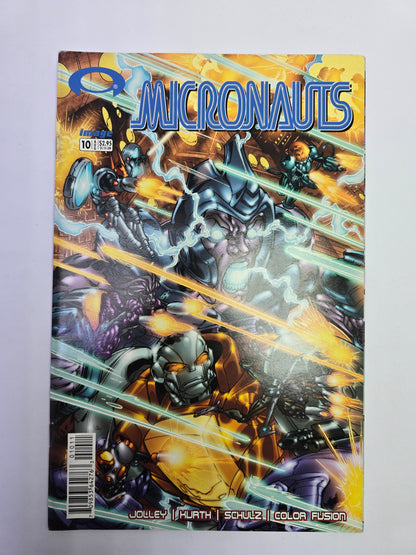 Micronauts #10 Image Comics komikso viršelis su kosminių kovų iliustracija   