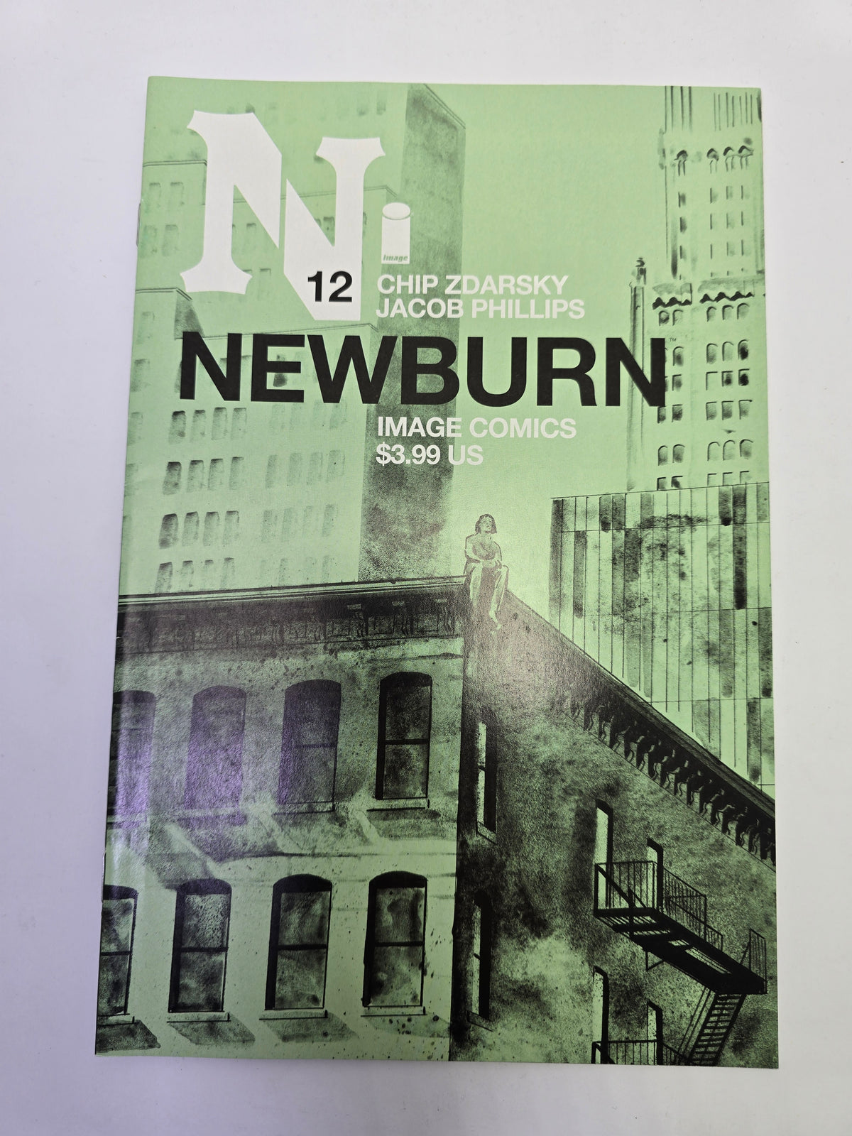 Newburn #12 Image Comics komikso viršelis su pastato iliustracija   