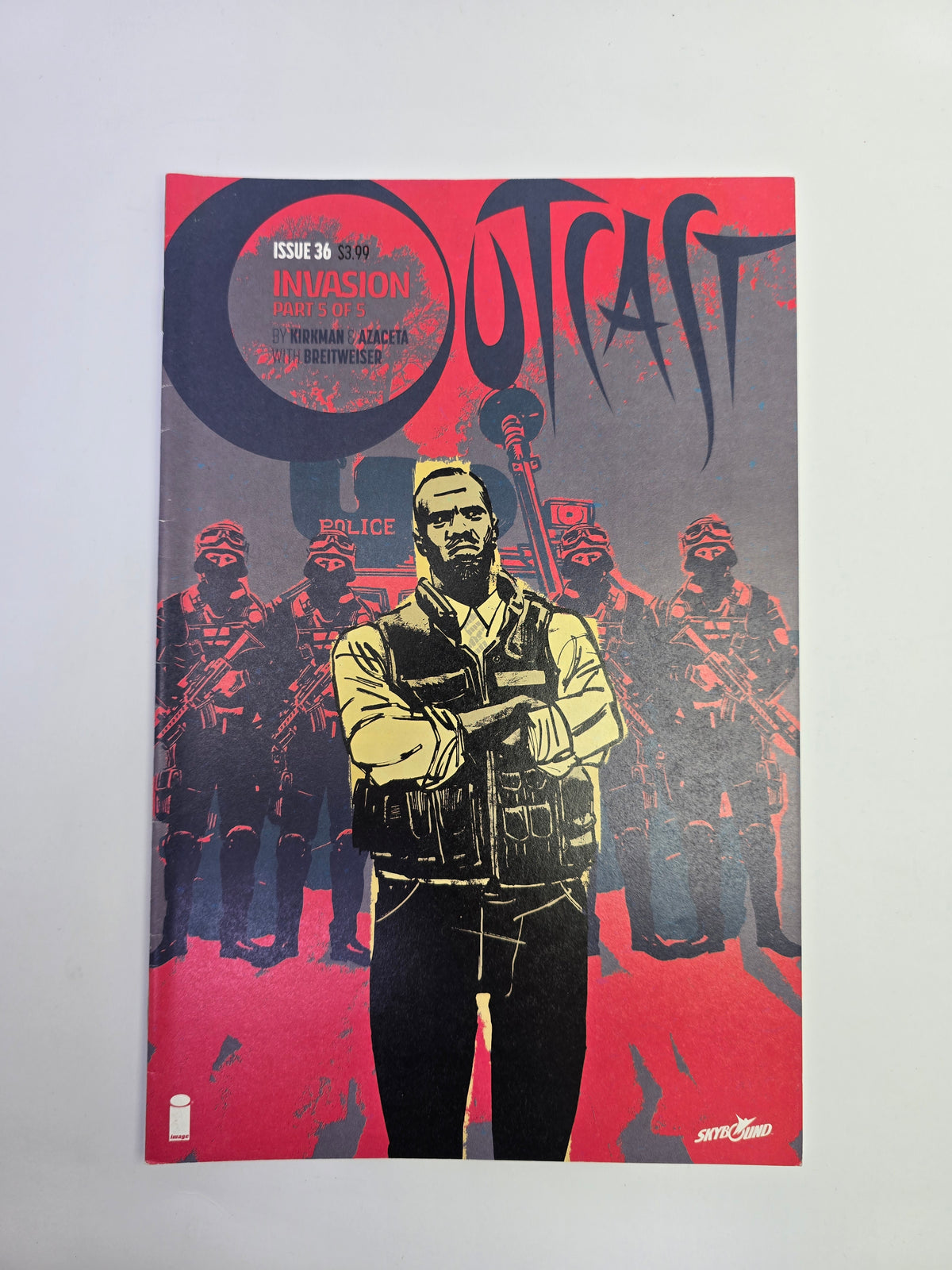 Outcast #36 Image Comics komikso viršelis su Robert Kirkman ir Paul Azaceta pavardėmis   