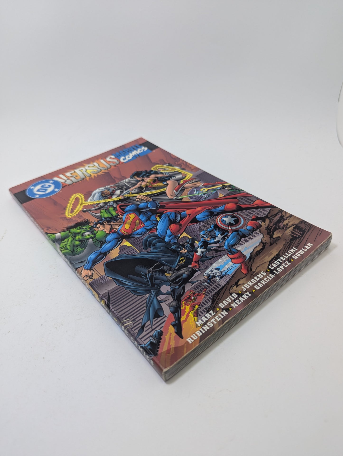 DC Versus Marvel Comics - Grafinė novelė