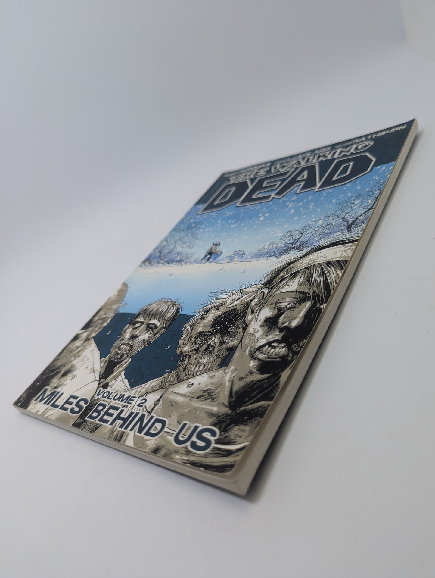 The Walking Dead, Vol. 2: Miles Behind Us - Grafinė Novelė