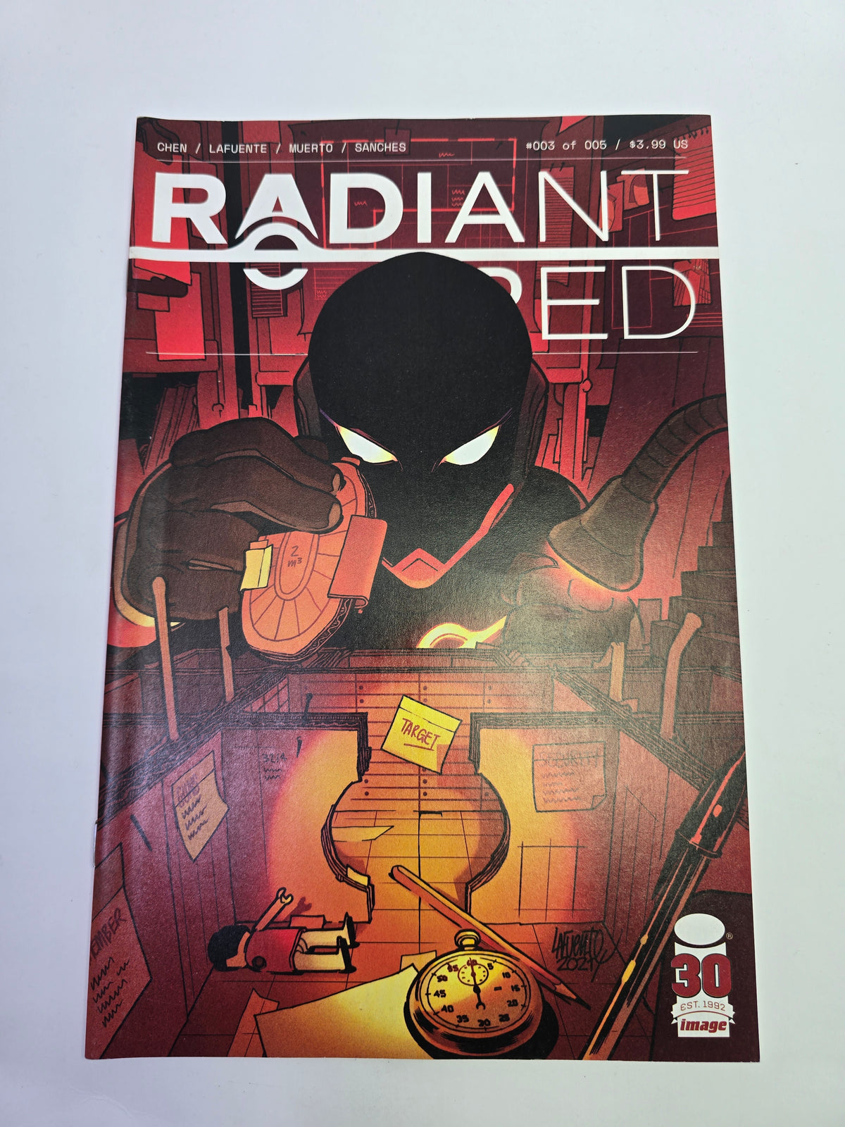 Radiant Red #3 Image Comics komikso viršelis su personažo kaukės iliustracija   