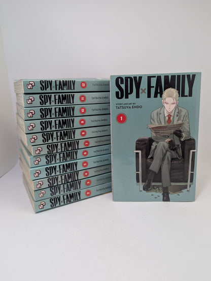  „Spy × Family, Vol. 1–12“ – šnipų komedijos ir šeimos dramos manga anglų kalba