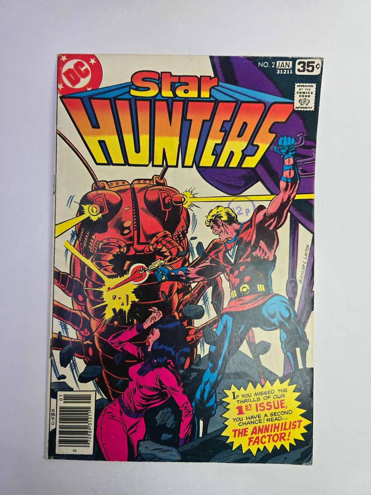 Star Hunters #2 DC Comics komikso viršelis su milžiniško ateivio ir kario dvikova