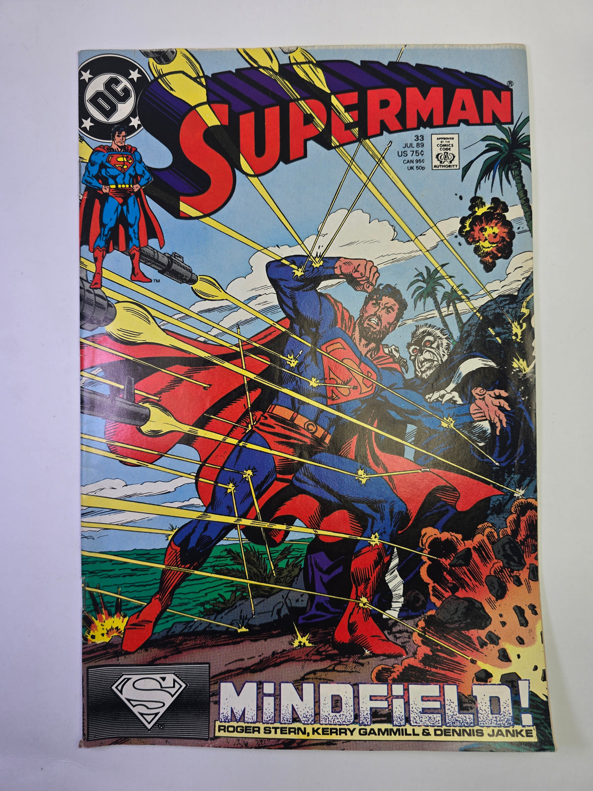 Superman #33 DC Comics komikso viršelis su Supermenu gintančiu nuo lazerių ir sprogimų