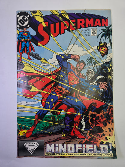 Superman #33 DC Comics komikso viršelis su Supermenu gintančiu nuo lazerių ir sprogimų