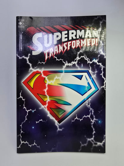 Superman Transformed DC Comics grafinės novelės viršelis su logotipu ir žaibais   