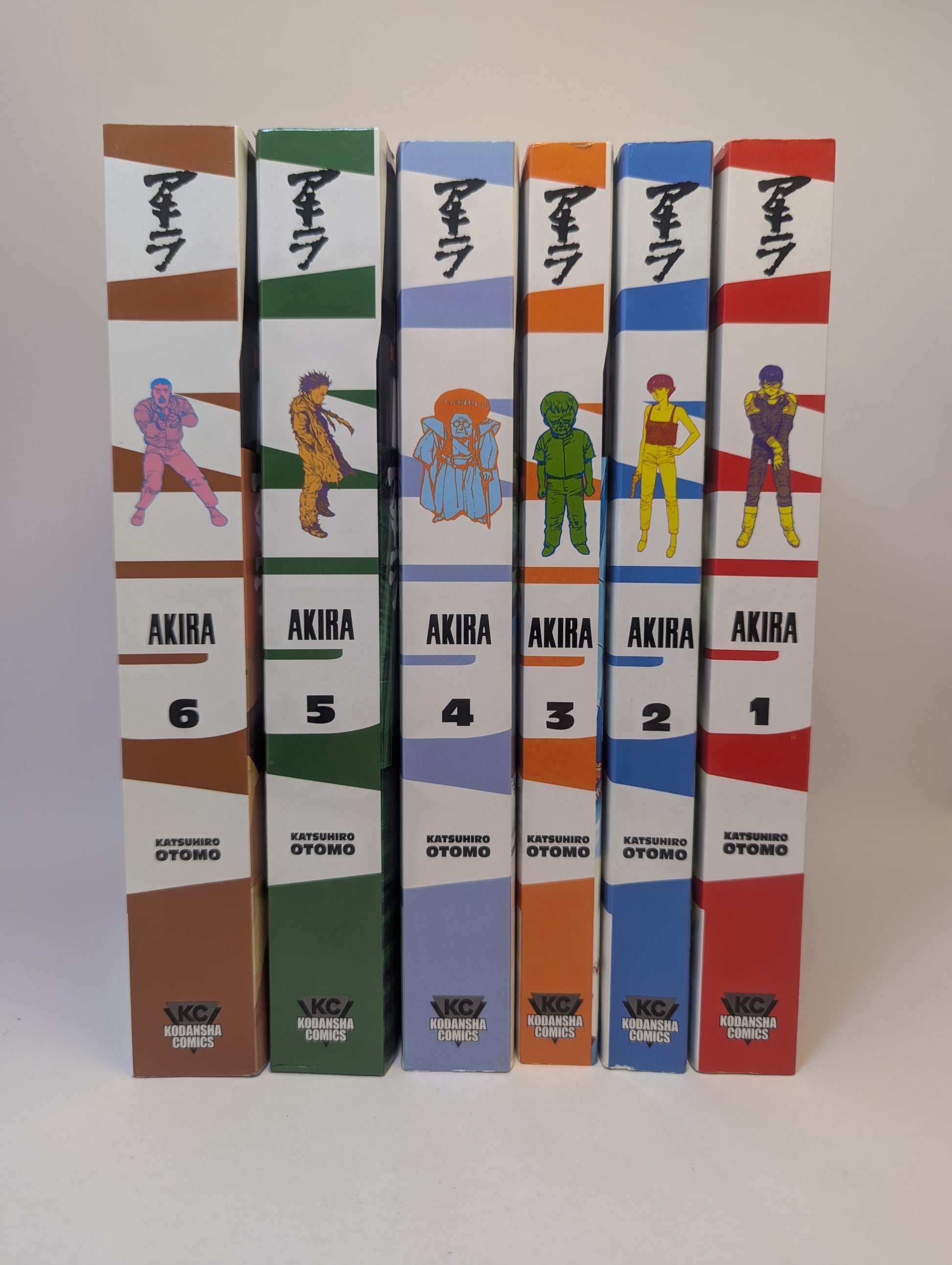 Mangos „Akira“ 1–6 tomų rinkinys su ikoniniu kiberpanko Neo-Tokijo dizainu ant viršelių.