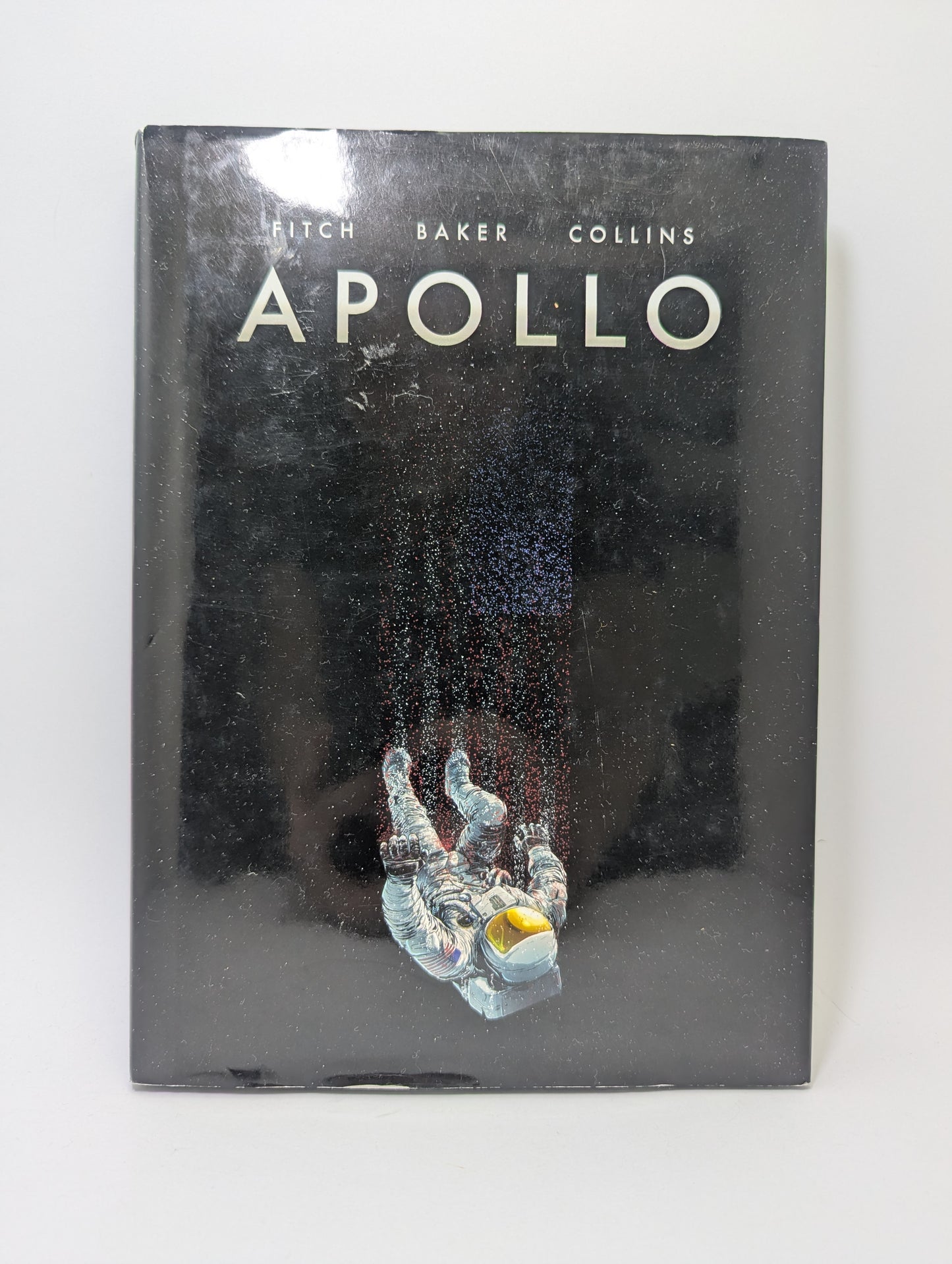 Grafinės novelės Apollo viršelis, kuriame vaizduojama kosmoso misija ir astronautai.