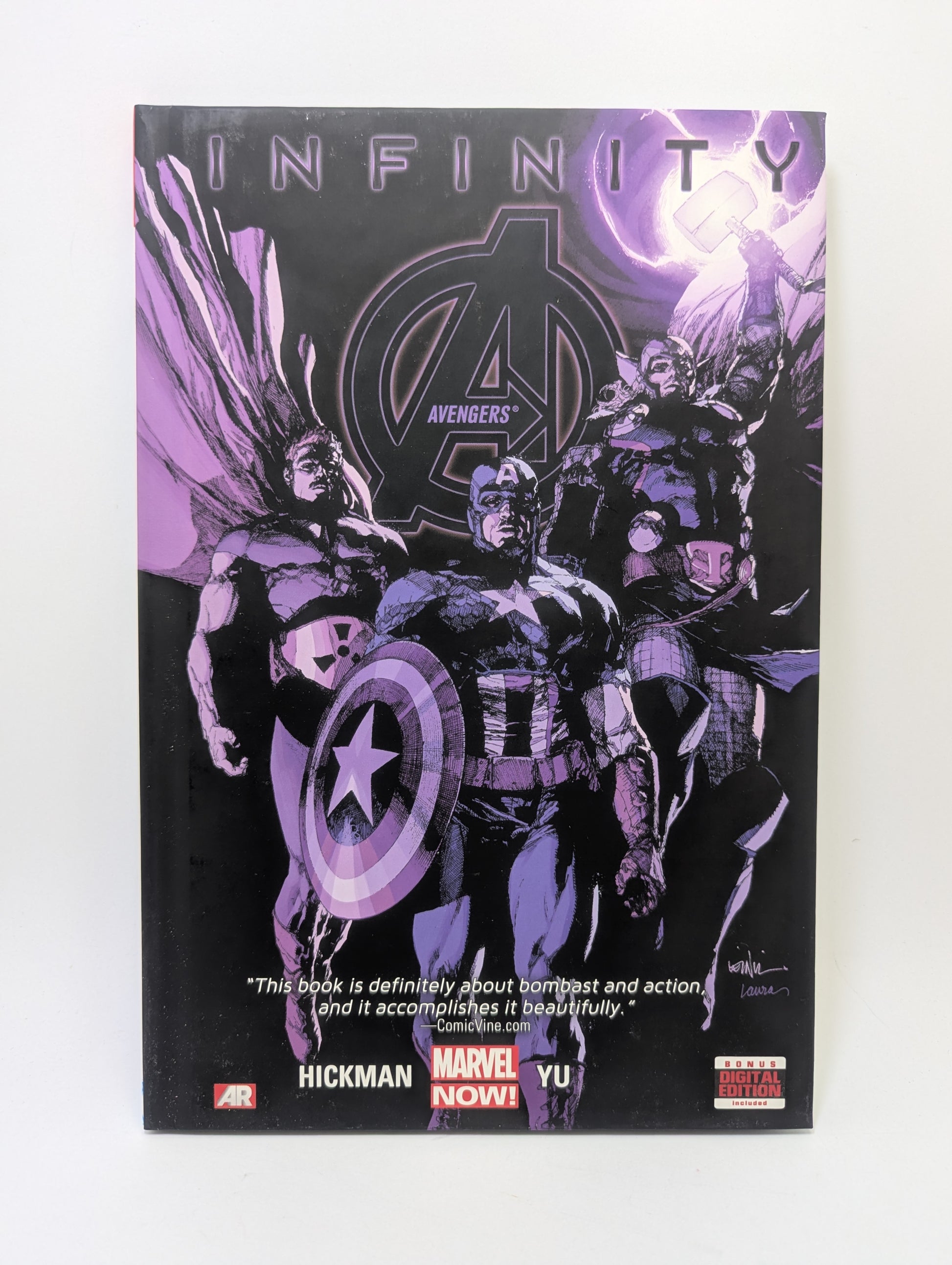 Grafinė novelė „Avengers: Infinity“ su Keršytojų komanda ir kosminio mūšio elementais ant viršelio.