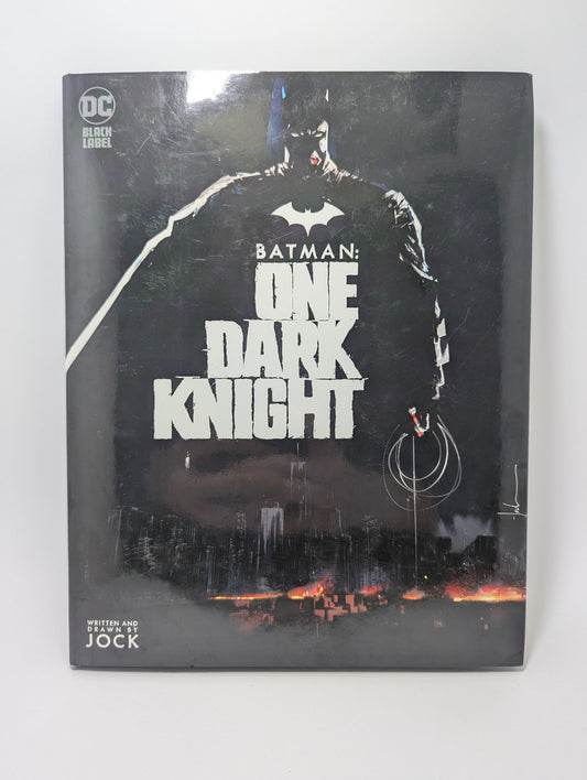 Grafinės novelės Batman: One Dark Knight viršelis su Tamsos riterio iliustracija tamsiose Gotamo gatvėse.