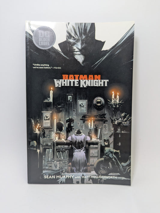 Grafinės novelės Batman: White Knight viršelis su Džokerio ir Betmeno personažais.